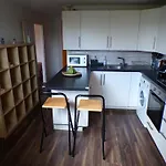 Chelsea Orange Apartment Sleeps10-Petsok-Parking