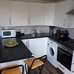 Chelsea Orange Apartment Sleeps10-Petsok-Parking